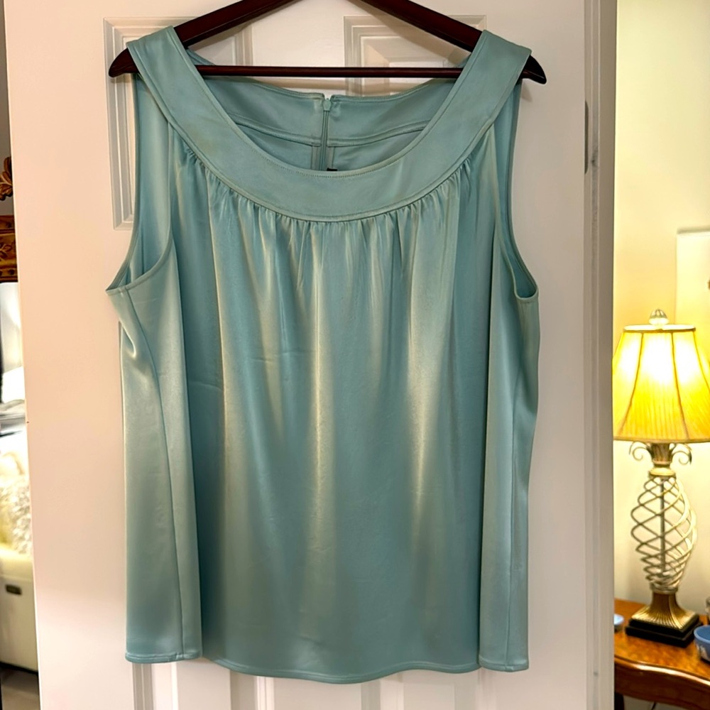 St. John Liquid Satin Aqua Top. XL